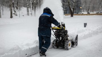 hombre-limpiando-o-quitando-nieve-quitanieves-carretera-nevada-parque_156745-471
