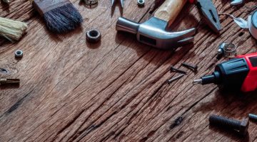 tiro-arriba-herramientas-construccion-practica-variedad-madera-oxidada-grunge_47840-893